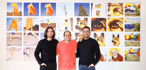 José Salvador y Carlos Moreno posan junto al fotógrafo Ricardo Cases y "TOT"
